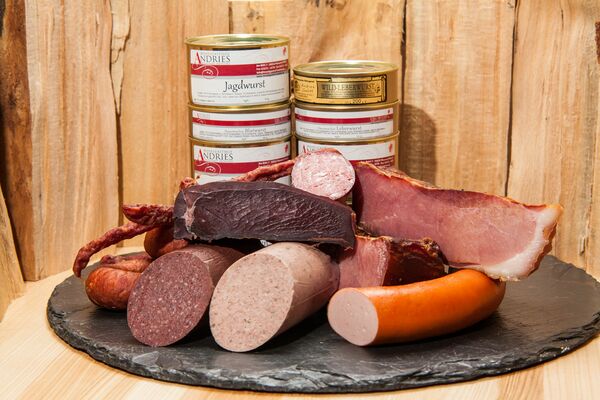 Wurstplatte mit Produkten aus der der eigenen Herstellung